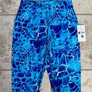 Brand New w/ tags Fused Hawaii “ripples” LeLe leggings - size Medium.